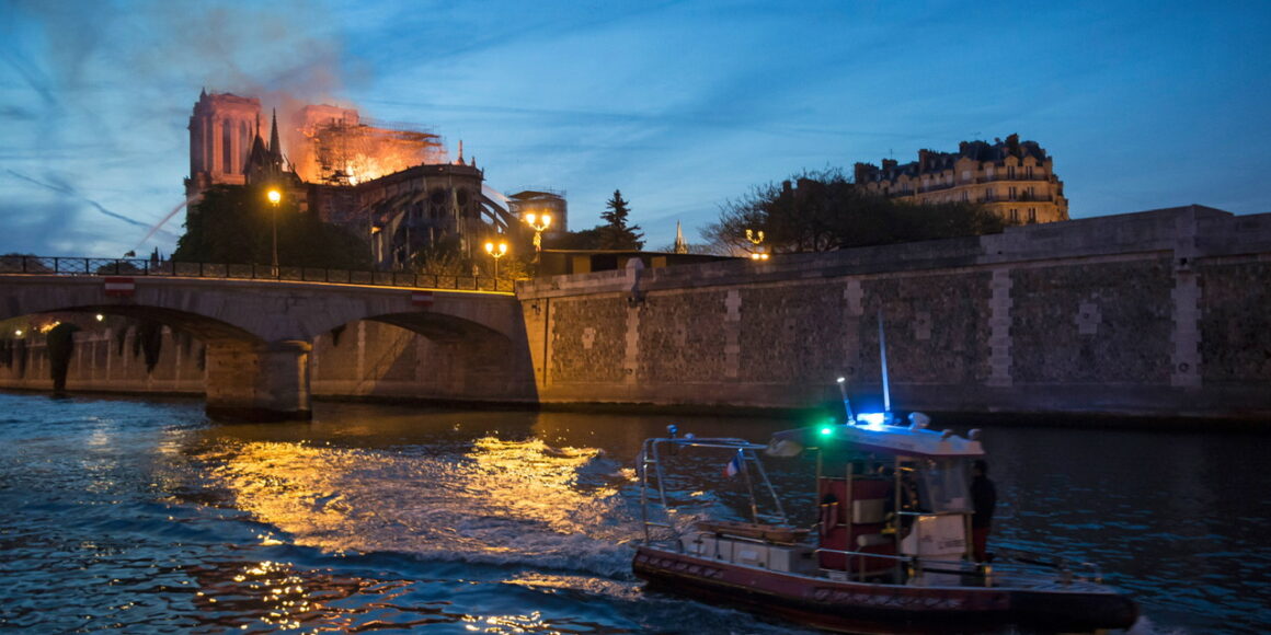 Blick über die Seine auf den Brand der Kathedrale Notre-Dame. | © KNA