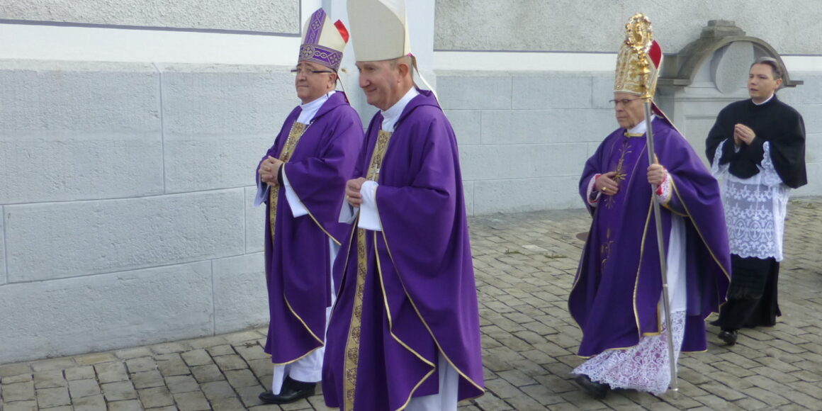 Peter Bürcher ging am 6. April vor Bischof Vitus Huonder, anlässlich der Priesterweihe in Schwyz (kath.ch)